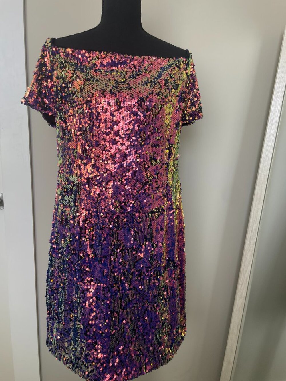 Multicolor Sequin Off‑Shoulder Party Dress – Iridescent Pink/Gold Shift